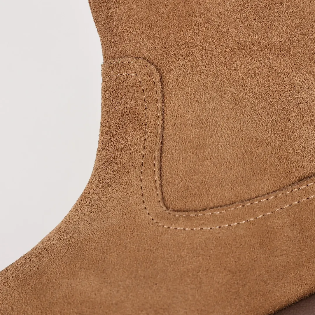 Pick up locally 💰720 The core recommendation is good price 𝐔𝐠𝐠 23 popular handmade sheep's curly boots Maillard girl's dream boots Korean and Korean style Fully handmade first-layer cow suede Teddy sheep's curly wool lining The combination has a great autumn and winter atmosphere Size: 35 36 37 38 39 40